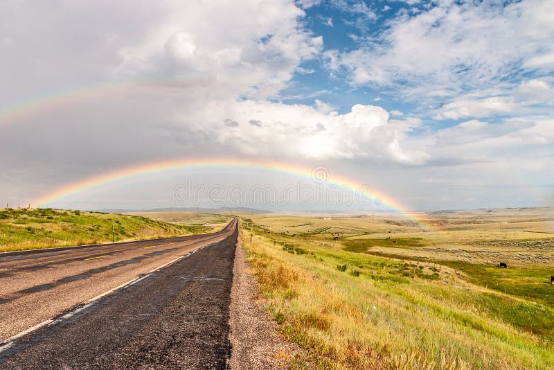 Doppio arcobaleno attraverso una strada fotografia stock libera da diritti Doppio arcobaleno attraverso una strada fotografia stock libera da diritti