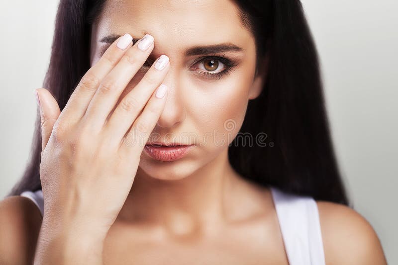 Dor de cabeça e esforço severo experiência Sentimentos dolorosos na cabeça fatiga O conceito da saúde em um fundo cinzento foto de stock Dor de cabeça e esforço severo experiência Sentimentos dolorosos na cabeça fatiga O conceito da saúde em um fundo cinzento foto de stock