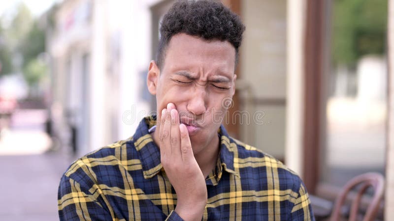 A Dor de Dentes, Jovem Africano com Dor de Dentes fotografia de stock royalty free