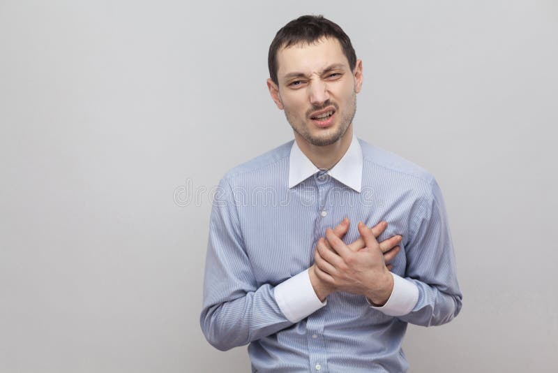 Dor do coração ou coração quebrado Retrato do homem de negócios considerável da cerda na luz clássica - posição azul da camisa e fotos de stock Dor do coração ou coração quebrado Retrato do homem de negócios considerável da cerda na luz clássica - posição azul da camisa e fotos de stock