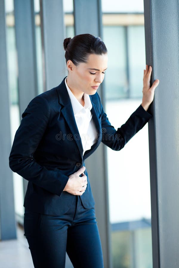 Dor do período da mulher de negócios imagem de stock Dor do período da mulher de negócios imagem de stock