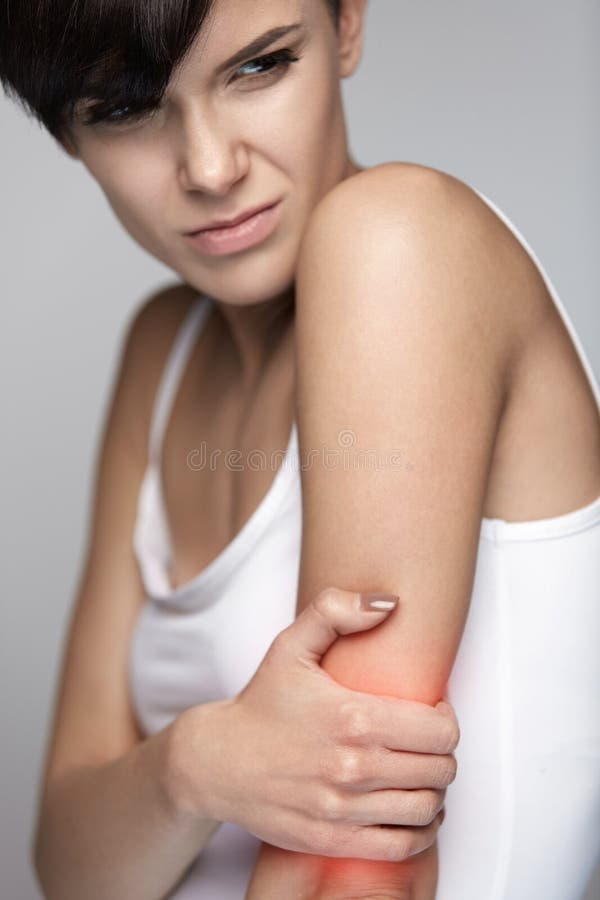 Dor dos braços Dor bonita do sentimento de corpo da mulher nos ombros fotografia de stock royalty free Dor dos braços Dor bonita do sentimento de corpo da mulher nos ombros fotografia de stock royalty free