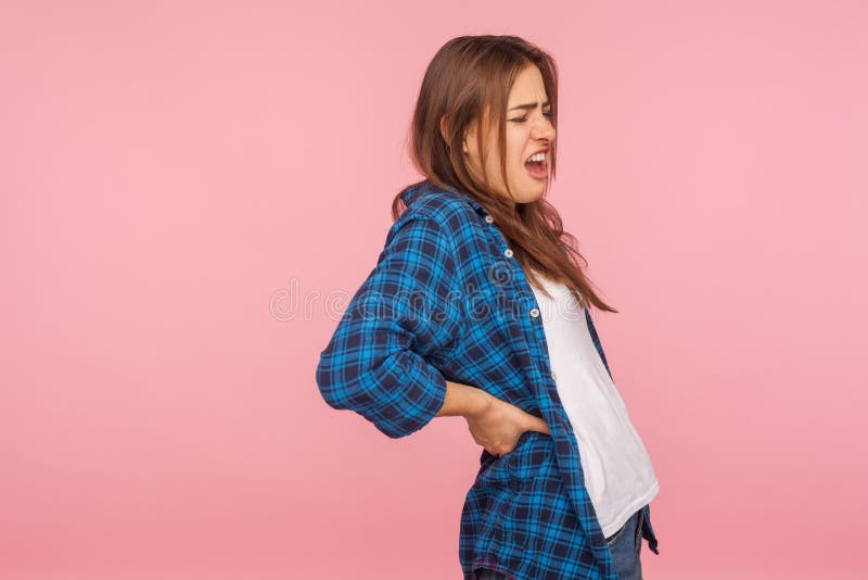 Foto de Lombalgia Retrato De Perfil Lateral Vista Da Menina Triste Infeliz  Em Azul Listrado Tshirt E Trança Cabelo Em Pé E Sentir Dor Em Suas Costas  Ou Rim e mais fotos