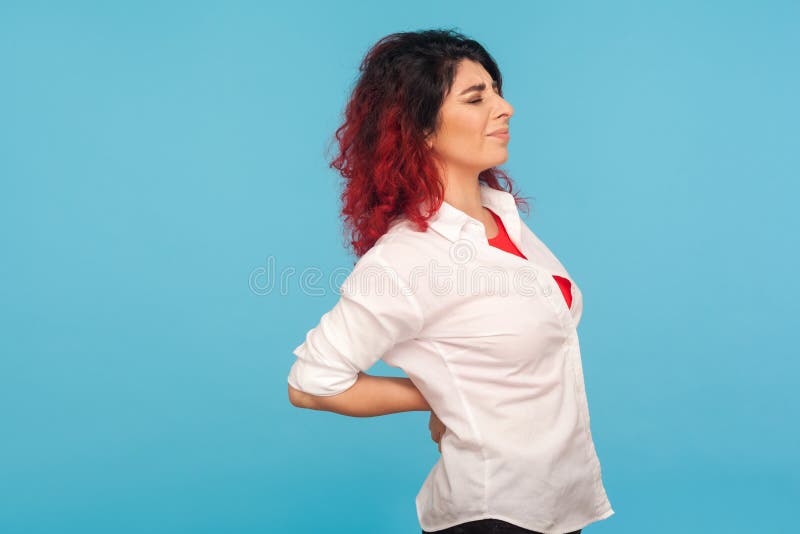 Foto de Lombalgia Retrato De Perfil Lateral Vista Da Menina Triste Infeliz  Em Azul Listrado Tshirt E Trança Cabelo Em Pé E Sentir Dor Em Suas Costas  Ou Rim e mais fotos