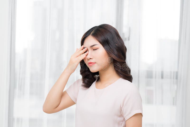 dor Mulher forçada esgotada cansado que sofre do olho forte P fotografia de stock dor Mulher forçada esgotada cansado que sofre do olho forte P fotografia de stock