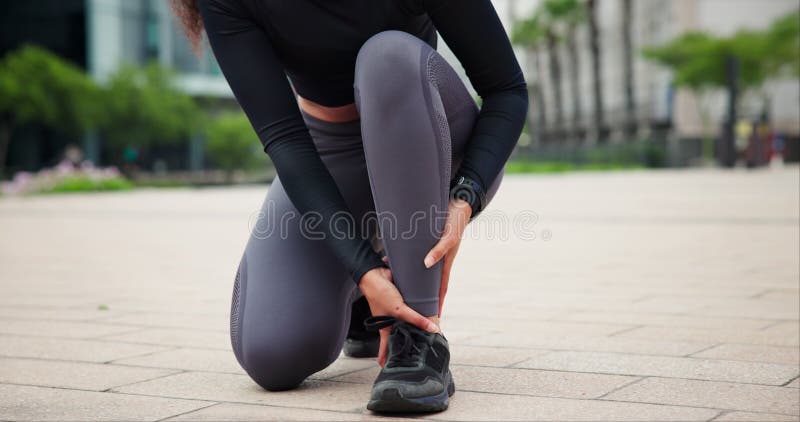 Dor no tornozelo e mulher com lesões provocadas pelo esporte ao ar livre para exercício e exercício na rua. acidente ortopédico e