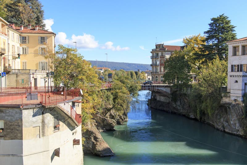 Dora Baltea River och Ivrea cityscape i Piedmont, Italien