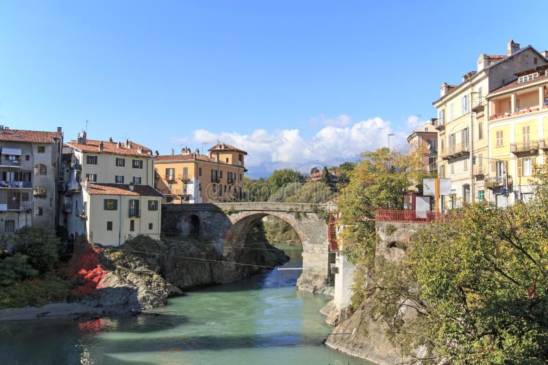 Dora Baltea River och Ivrea cityscape i Piedmont, Italien arkivfoto Dora Baltea River och Ivrea cityscape i Piedmont, Italien arkivfoto