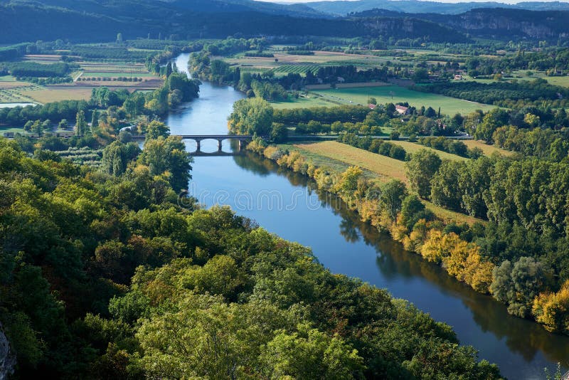 Dordogne River Valley im September geschossen von oben lizenzfreies stockbild Dordogne River Valley im September geschossen von oben lizenzfreies stockbild