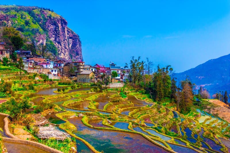 Dorf in der Südchina mit traditionellen Häusern und Reis-Terrassen lizenzfreie stockbilder Dorf in der Südchina mit traditionellen Häusern und Reis-Terrassen lizenzfreie stockbilder
