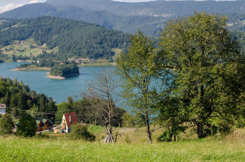 Dorf nahe dem See stockfotografie Dorf nahe dem See stockfotografie