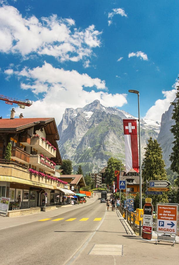 Dorfstrassestraat in Grindelwald met delen van Mattenberg op de achtergrond royalty-vrije stock fotografie Dorfstrassestraat in Grindelwald met delen van Mattenberg op de achtergrond royalty-vrije stock fotografie