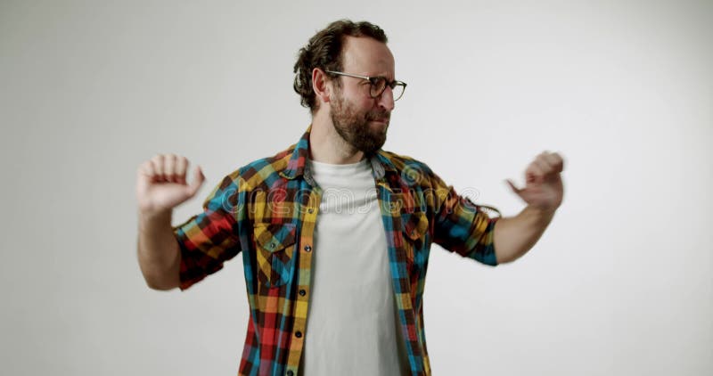 Dorky Man in Plaid Shirt tanzt feige gegen weißen Hintergrund stock video