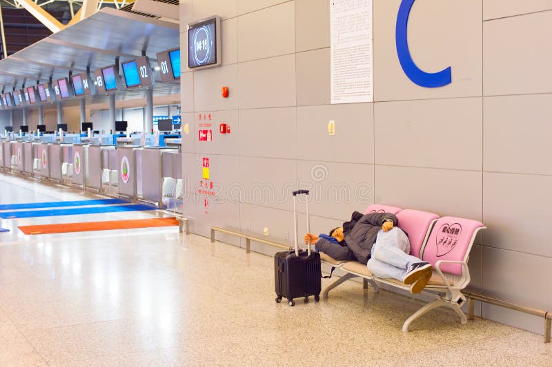 Dormendo all'aeroporto fotografia stock libera da diritti Dormendo all'aeroporto fotografia stock libera da diritti