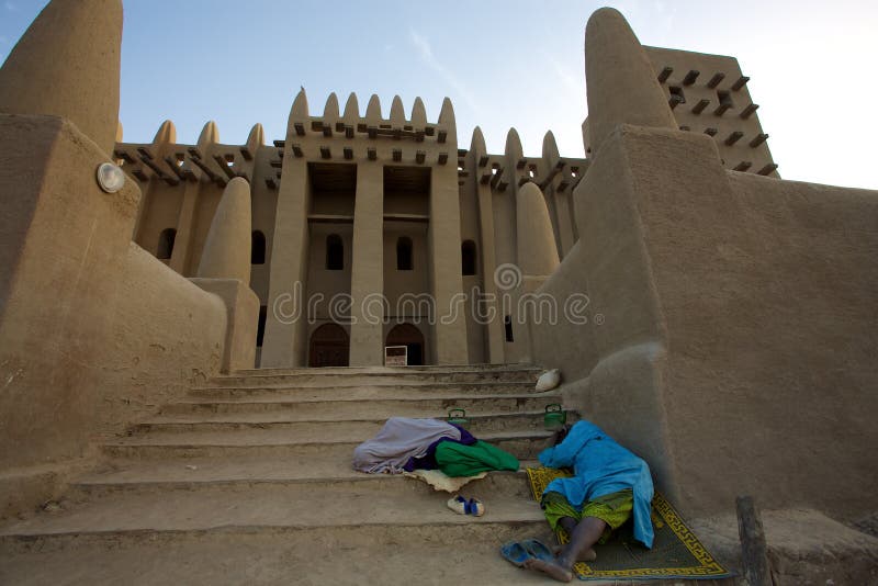 Dormeurs devant la mosquée de djenne? au Mali photos libres de droits Dormeurs devant la mosquée de djenne? au Mali photos libres de droits