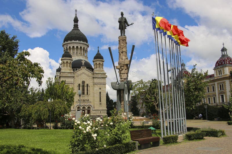 Dormition della cattedrale di Theotokos su Avram Iancu Square, Cluj immagine stock libera da diritti Dormition della cattedrale di Theotokos su Avram Iancu Square, Cluj immagine stock libera da diritti