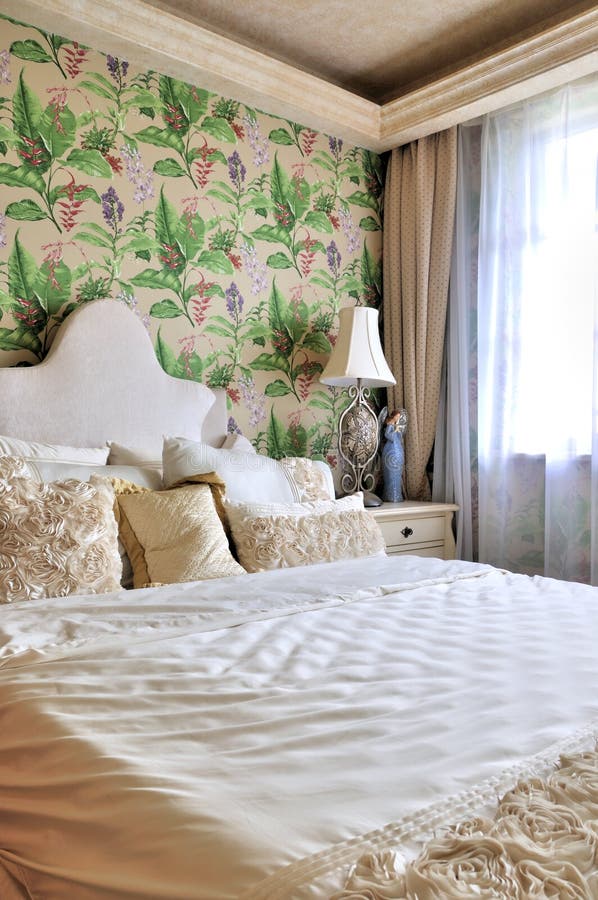 Dormitorio adornado en estilo florido