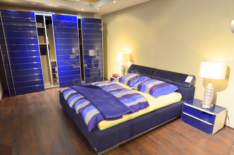 Dormitorio Vacío Moderno Con Color Azul De La Pared. Imagen de archivo