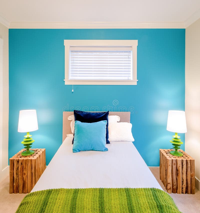 Dormitorio azul y verde acogedor Diseño interior imágenes de archivo libres de regalías Dormitorio azul y verde acogedor Diseño interior imágenes de archivo libres de regalías