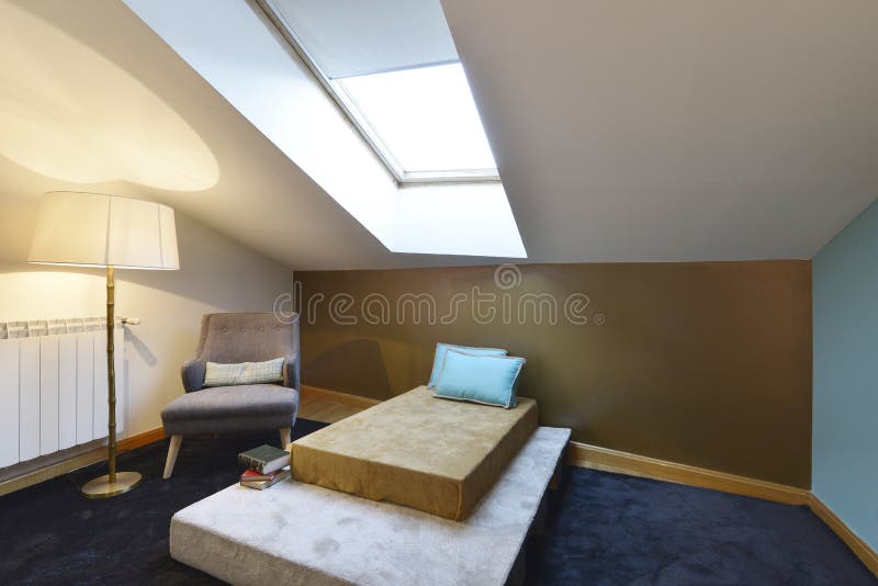 Niña leyendo un libro en la cama. Habitación oscura con luz de