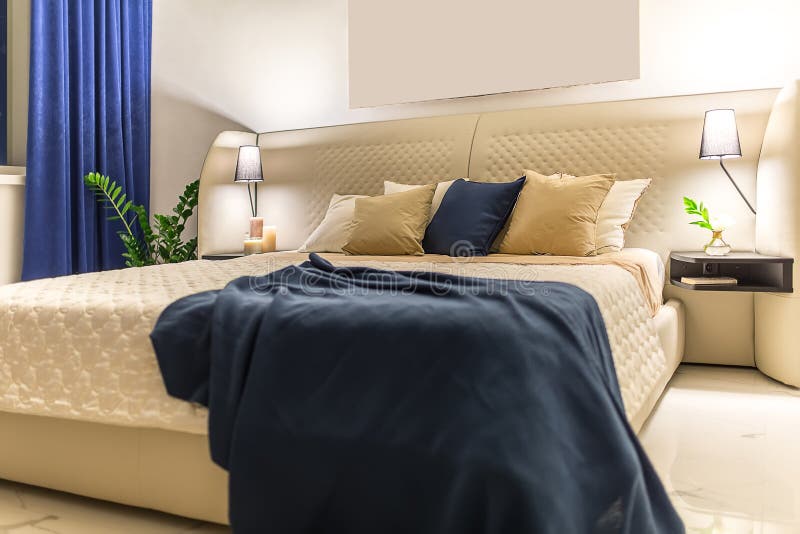 Dormitorio de lujo en estilo moderno imagenes de archivo Dormitorio de lujo en estilo moderno imagenes de archivo