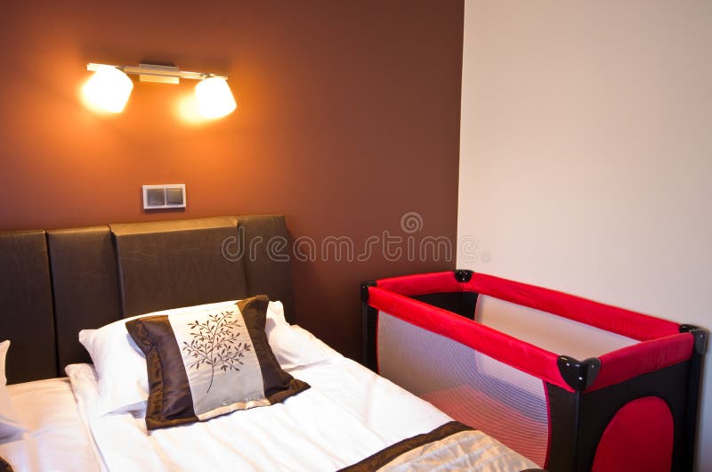 Dormitorio del hotel con el parque de niños imagenes de archivo Dormitorio del hotel con el parque de niños imagenes de archivo