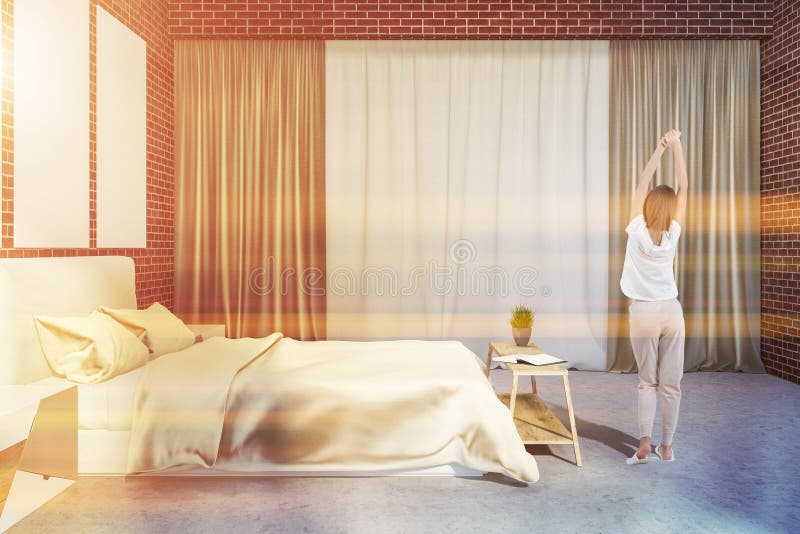 Dormitorio del ladrillo con la galería del cartel, mujer imagenes de archivo Dormitorio del ladrillo con la galería del cartel, mujer imagenes de archivo