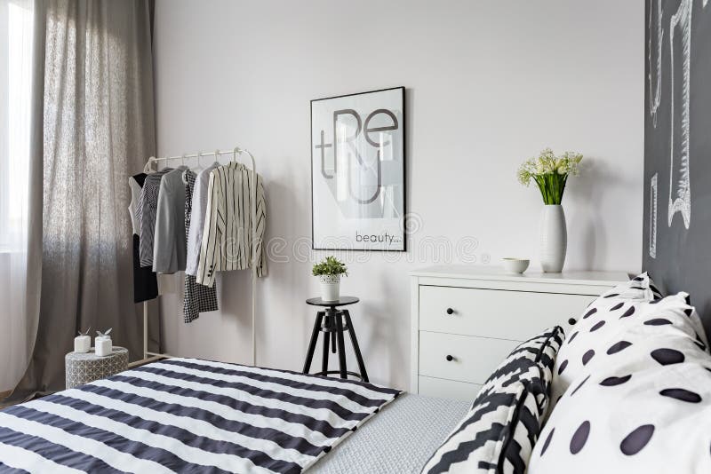 Dormitorio elegante diseñado para la mujer imágenes de archivo libres de regalías Dormitorio elegante diseñado para la mujer imágenes de archivo libres de regalías