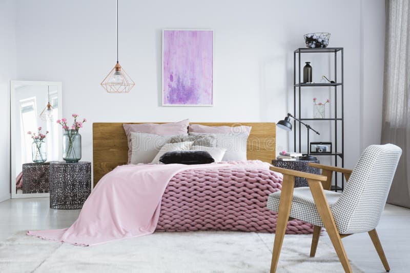 Dormitorio en colores pastel con la pintura de la acuarela