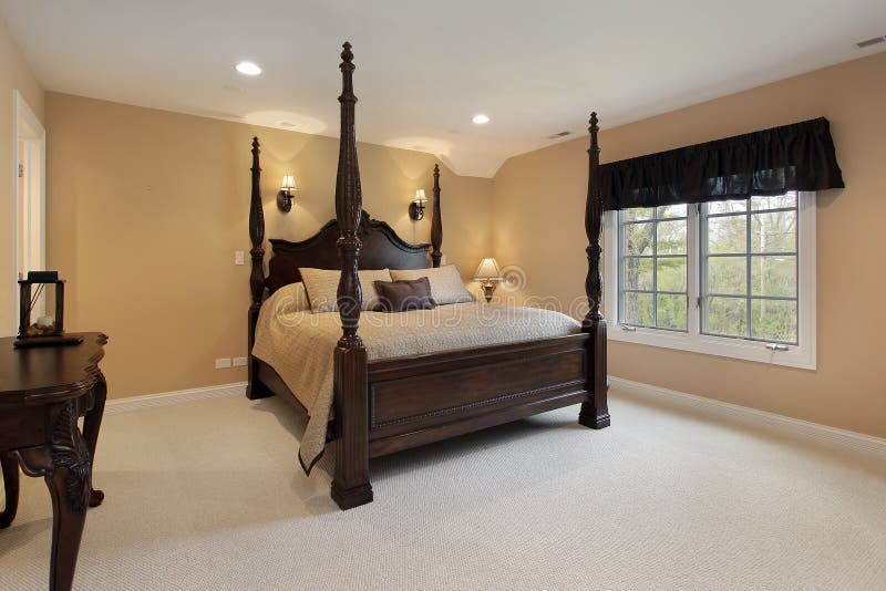 Dormitorio Principal Con Los Tragaluces Foto de archivo - Imagen de