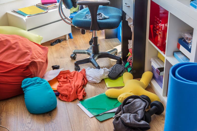 Dormitorio sucio del muchacho con ropa y almohadas en el piso imagen de archivo libre de regalías Dormitorio sucio del muchacho con ropa y almohadas en el piso imagen de archivo libre de regalías