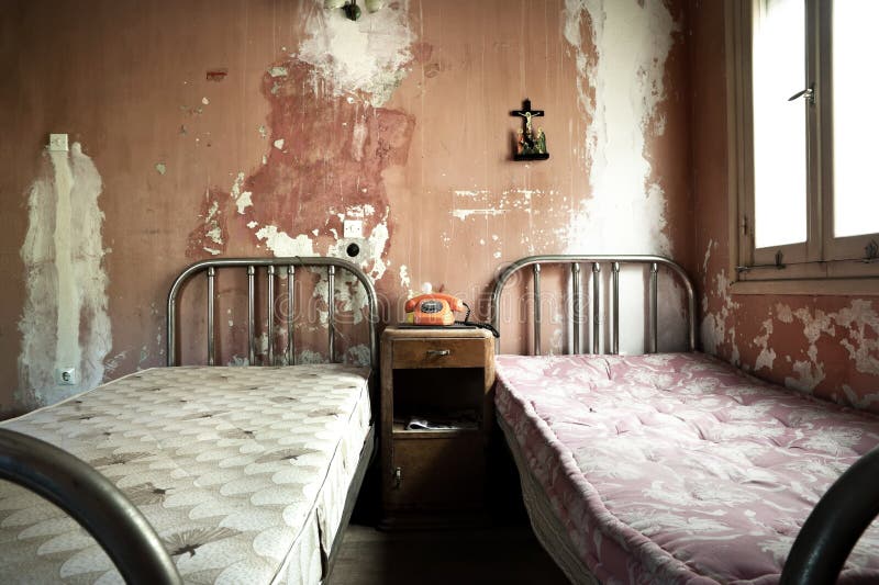 Dormitorio sucio y abandonado espeluznante fotografía de archivo Dormitorio sucio y abandonado espeluznante fotografía de archivo