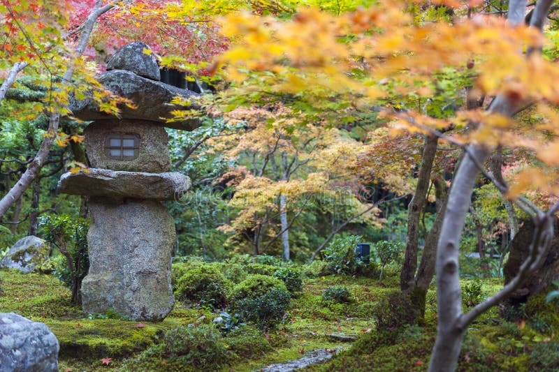 Doro di Kasuga o lanterna della pietra nel giardino dell'acero giapponese durante l'autunno al tempio di Enkoji, Kyoto, Giappone immagine stock Doro di Kasuga o lanterna della pietra nel giardino dell'acero giapponese durante l'autunno al tempio di Enkoji, Kyoto, Giappone immagine stock