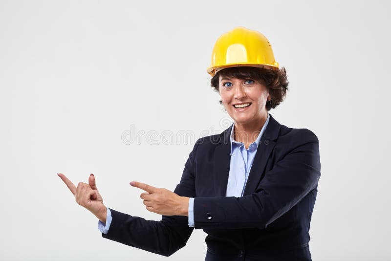 Doro?le? in?ynier damy w ci??kiego kapeluszu wskazywaniu zdjęcia stock Doro?le? in?ynier damy w ci??kiego kapeluszu wskazywaniu zdjęcia stock