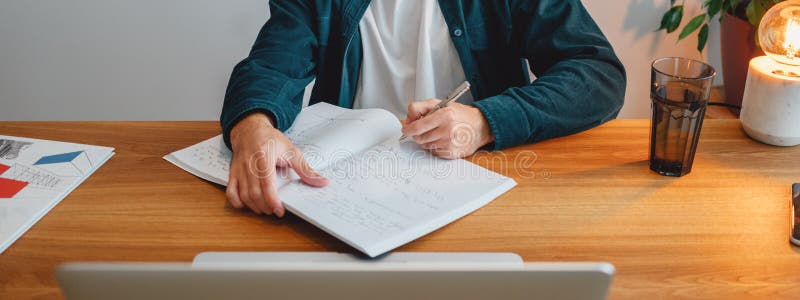 Dorosły mężczyzna na studiach zajmujący się tematami uniwersytetu. obraz szeroki obraz royalty free
