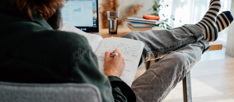 Dorosły uczeń przygotowuje się do zdawania egzaminu online za pomocą laptopa. obraz szeroki zdjęcie stock