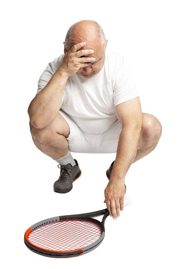 Dorosły łysy mężczyzna w sportswear z tenisowym kantem w jego ręce Porażka i przykrość pojedynczy bia?e t?o obrazy stock Dorosły łysy mężczyzna w sportswear z tenisowym kantem w jego ręce Porażka i przykrość pojedynczy bia?e t?o obrazy stock