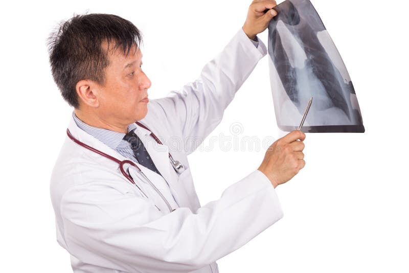 Dorośleć Azjatycki lekarz medycyny egzamininuje płuco Radiologicznego negatywnego film zdjęcie royalty free Dorośleć Azjatycki lekarz medycyny egzamininuje płuco Radiologicznego negatywnego film zdjęcie royalty free