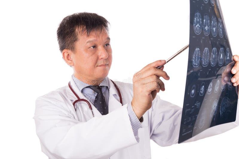 Dorośleć Azjatycki neurologia lekarz medycyny egzamininuje kierowniczych MRI wizerunki fotografia stock Dorośleć Azjatycki neurologia lekarz medycyny egzamininuje kierowniczych MRI wizerunki fotografia stock
