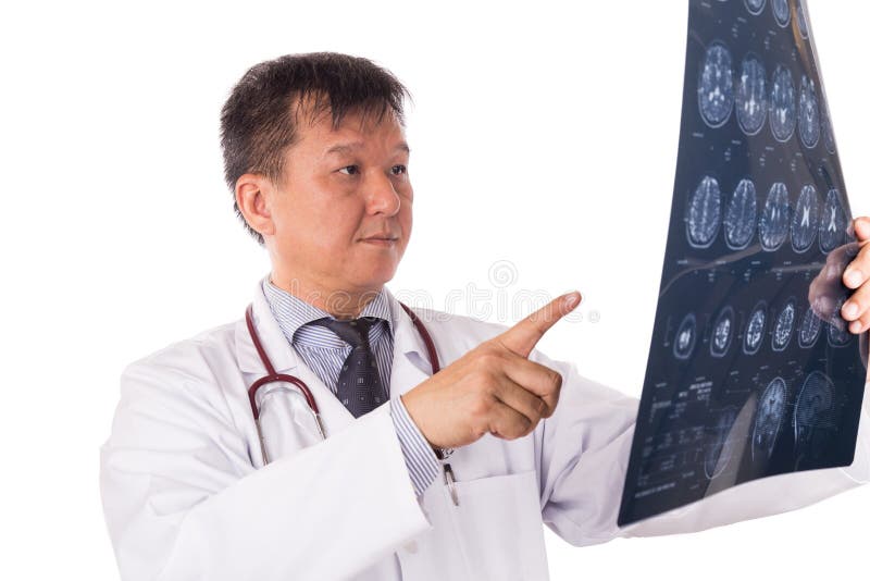 Dorośleć Azjatycki neurologia lekarz medycyny egzamininuje kierowniczych MRI wizerunki obraz stock Dorośleć Azjatycki neurologia lekarz medycyny egzamininuje kierowniczych MRI wizerunki obraz stock