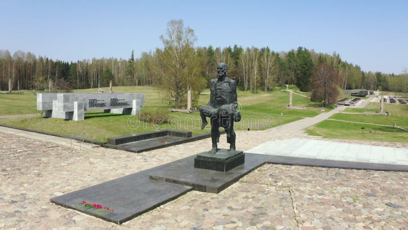 Dorp khatyn in belarus. de onveroverde menselijke sculptuur of gedenkplaats. monument voor verbrande dorpen en genocide op