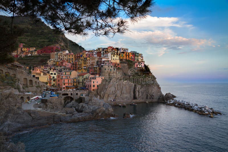 Dorp van Manarola met blauwe hemel, Cinque Terre, Italië stock afbeelding Dorp van Manarola met blauwe hemel, Cinque Terre, Italië stock afbeelding