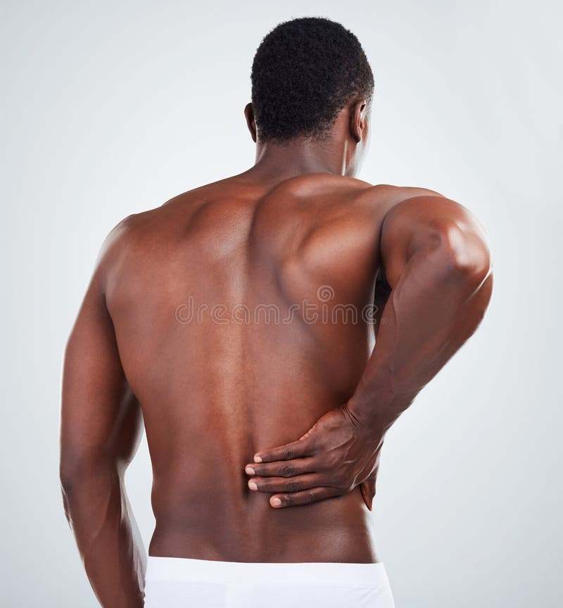 Dorso nero e lesione con dolore alla spina dorsale o tensione muscolare in studio su sfondo bianco. muscolare fotografia stock libera da diritti