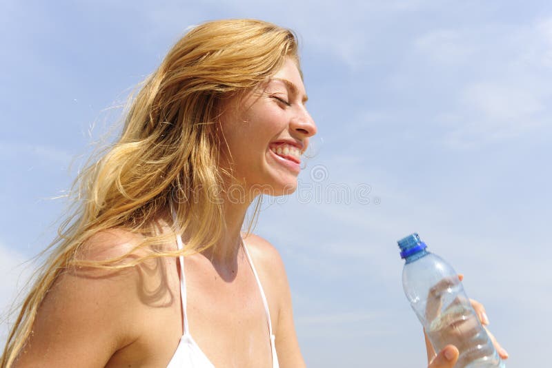 Dorstig vrouwen drinkwater in openlucht stock foto's Dorstig vrouwen drinkwater in openlucht stock foto's