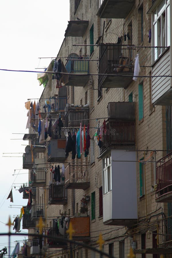 dortoir Blanchisserie de séchage sur des balcons photo libre de droits dortoir Blanchisserie de séchage sur des balcons photo libre de droits
