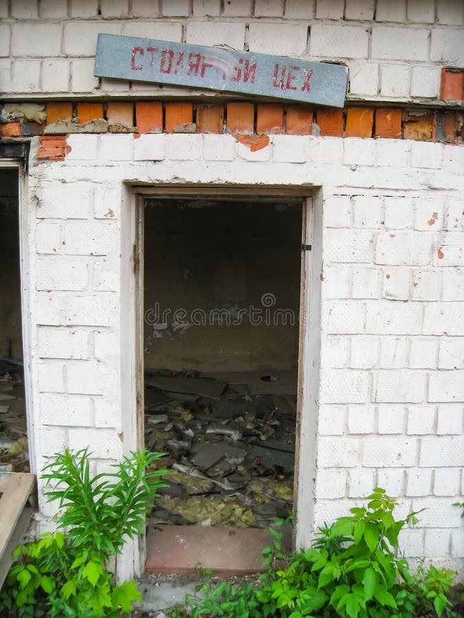 Dortoir de corps et de sous-sols dans Khamovniki Bâtiment antique antique construit avant l'inondation du 19ème siècle images libres de droits Dortoir de corps et de sous-sols dans Khamovniki Bâtiment antique antique construit avant l'inondation du 19ème siècle images libres de droits