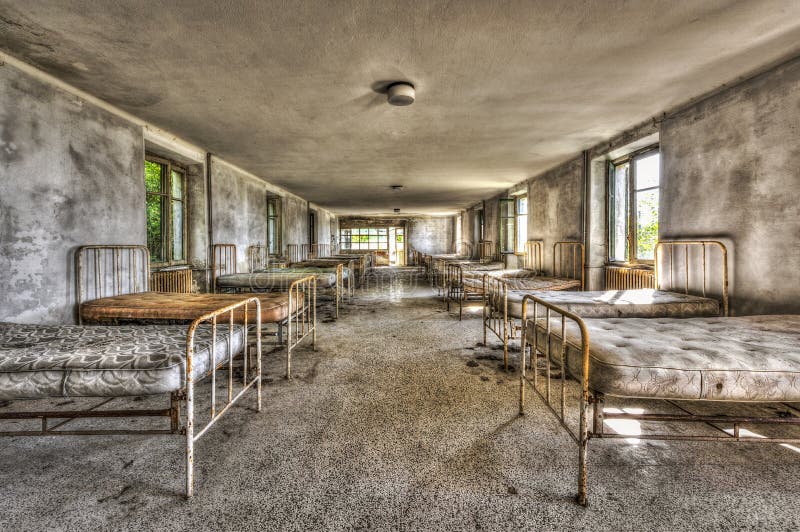 Dortoir délabré dans un hôpital pour enfants abandonné photos libres de droits Dortoir délabré dans un hôpital pour enfants abandonné photos libres de droits