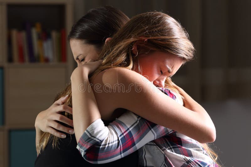 Dos adolescencias tristes que abrazan en el dormitorio