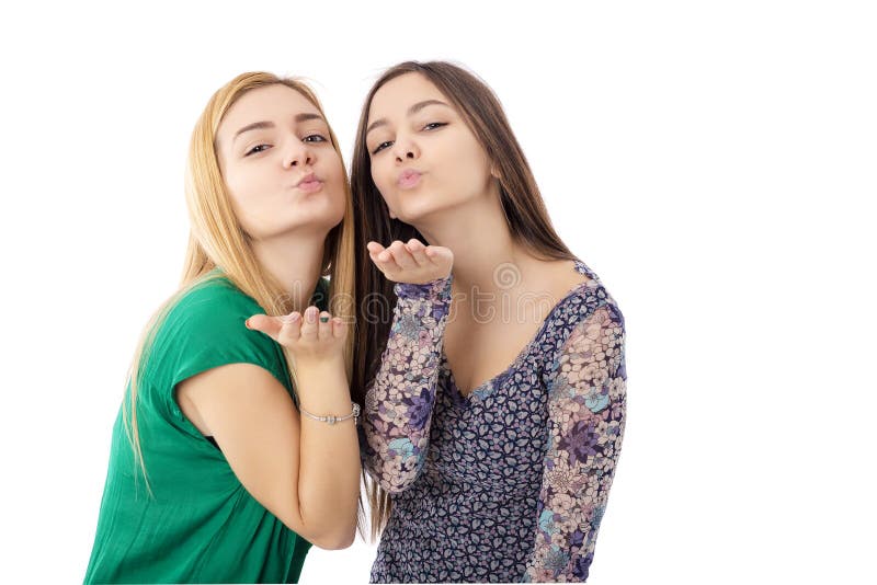 Dos adolescentes bonitos - blonde y brunette- que envían besos imagen de archivo Dos adolescentes bonitos - blonde y brunette- que envían besos imagen de archivo