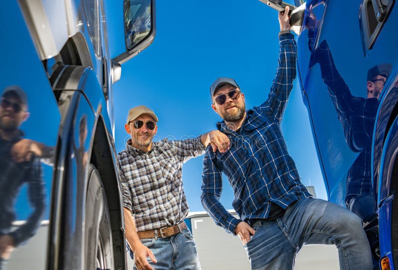 Dos alegres camioneros caucásicos disfrutando de su trabajo imagen de archivo